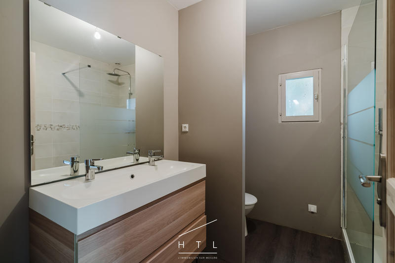 Maison - 225 m² - 9 pièces