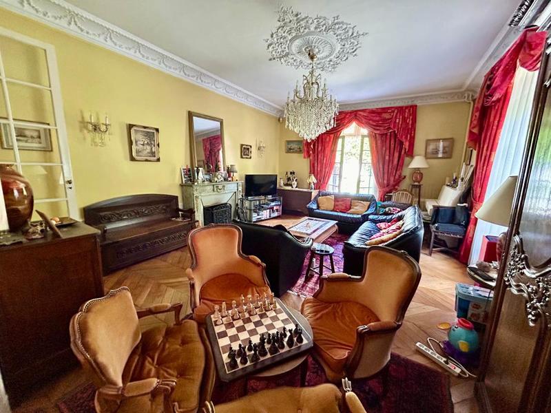 Maison - 285 m² - 9 pièces