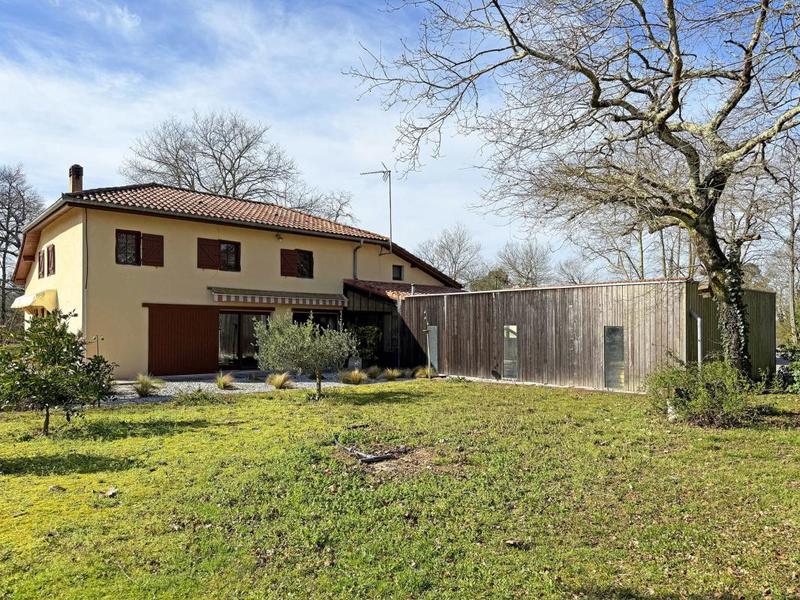 Propriété - 205 m² - 7 pièces