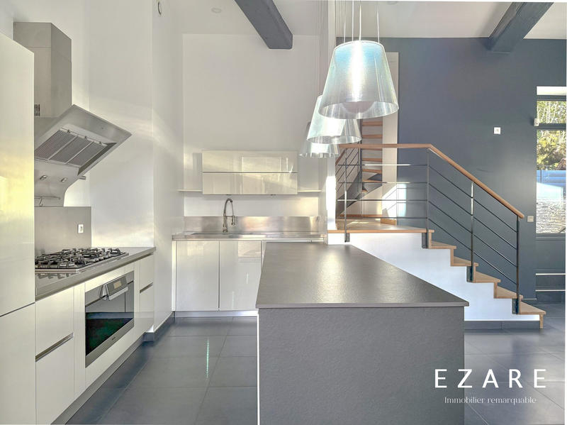 Maison - 261 m² - 9 pièces