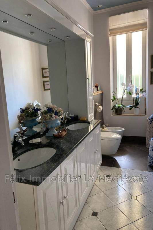 Maison - 240 m² - 6 pièces