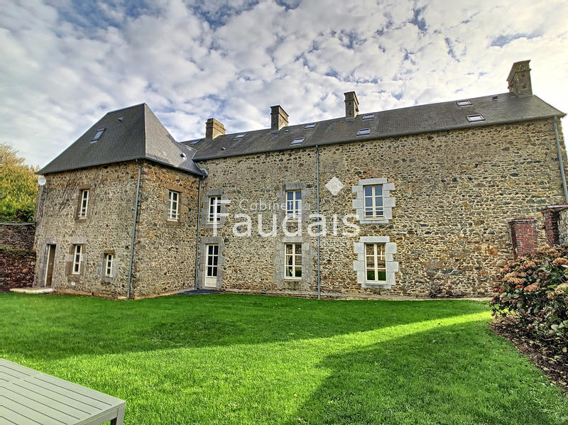 Maison - 1 014 m² - 34 pièces