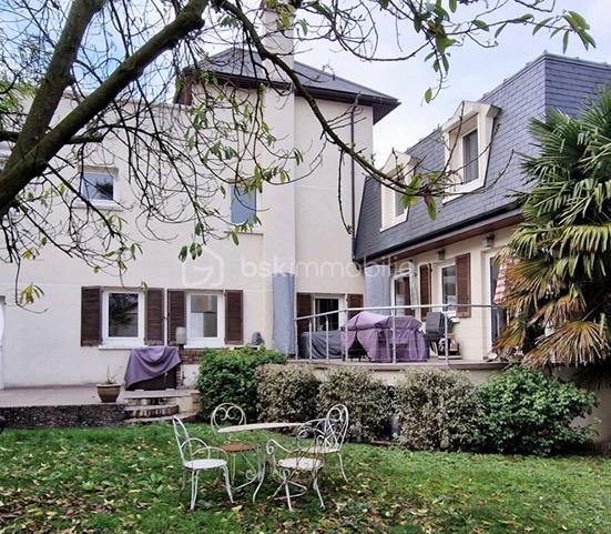 Maison - 290 m² - 9 pièces