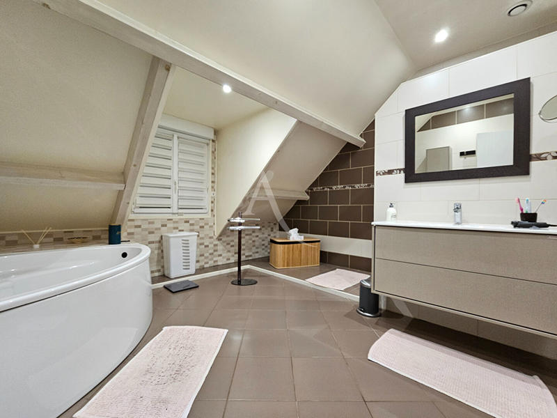 Maison - 213 m² - 6 pièces