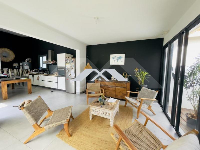 Villa - 1 300 m² - 4 pièces