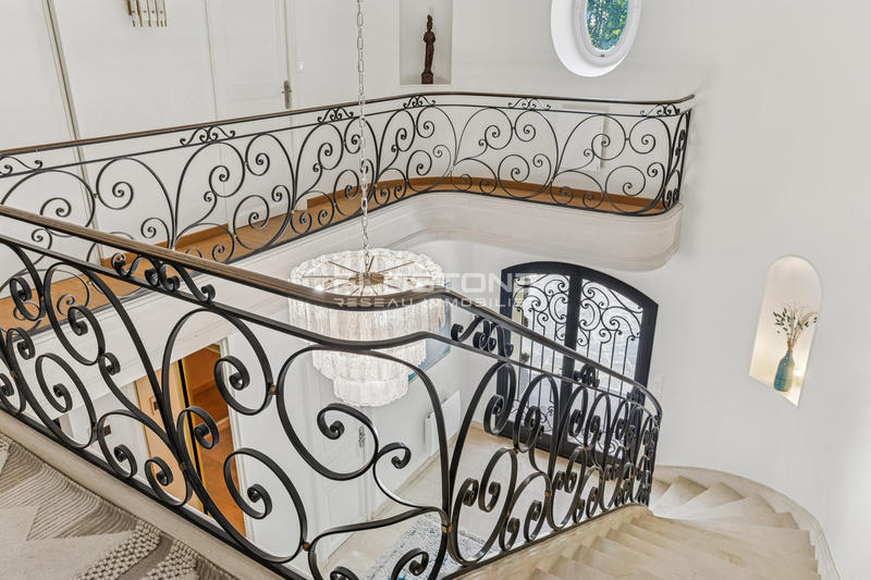 Maison - 240 m² - 8 pièces