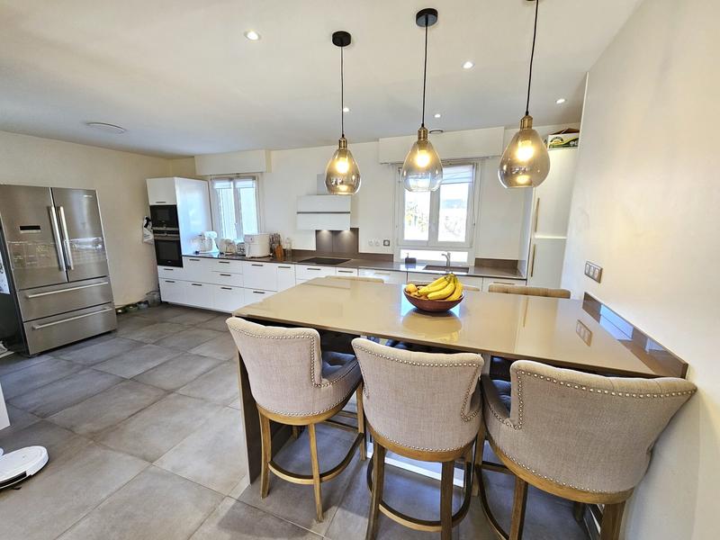 Maison - 220 m² - 9 pièces