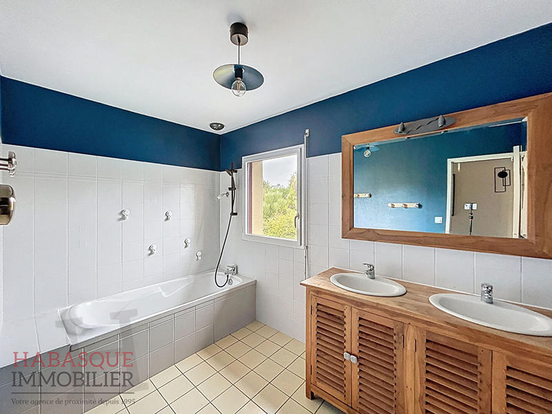 Maison - 230 m² - 7 pièces