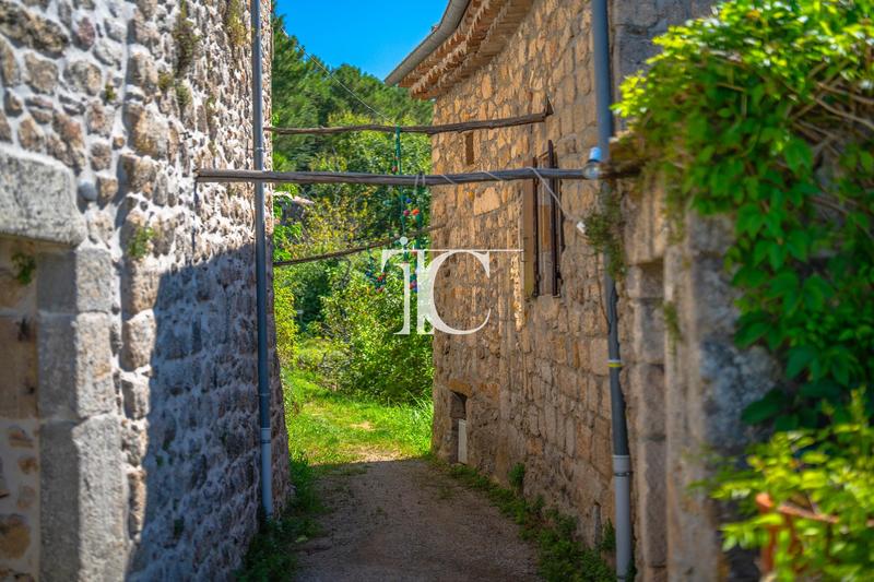 Propriété - 363 m² - 12 pièces