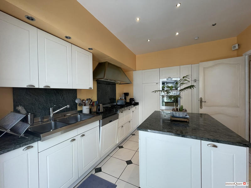 Villa - 249 m² - 9 pièces