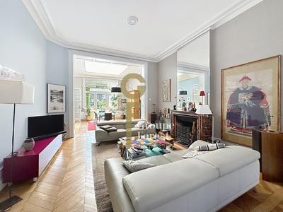 Maison - 250 m² - 8 pièces