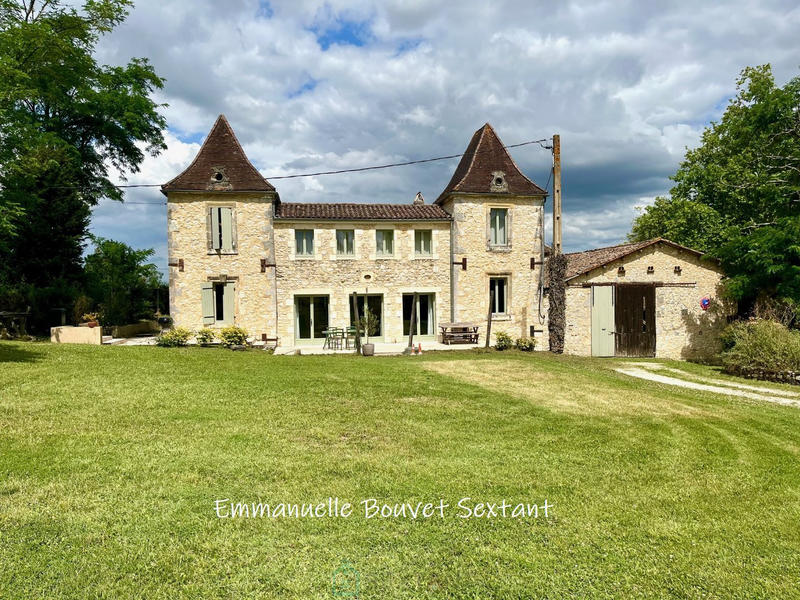 Maison - 234 m² - 8 pièces