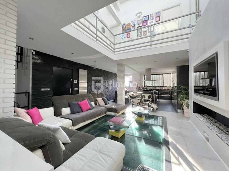 Loft - 240 m² - 7 pièces