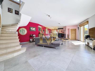 Maison - 245 m² - 11 pièces