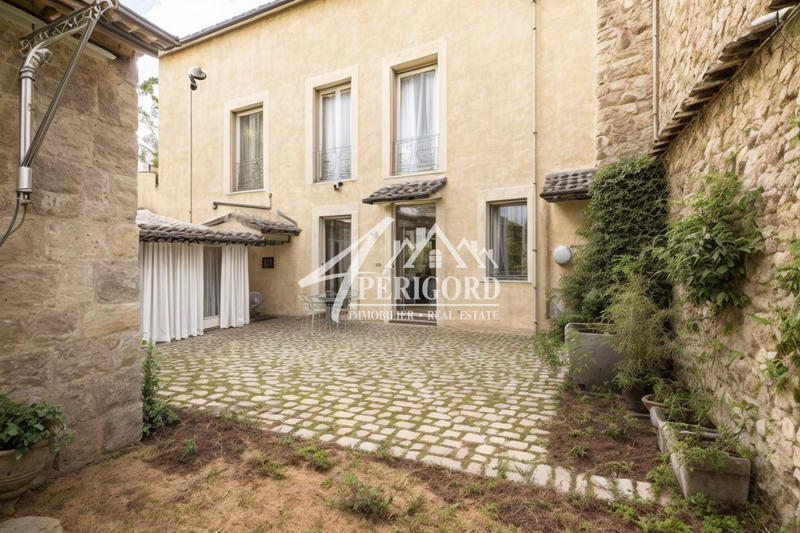 Maison - 288 m² - 8 pièces