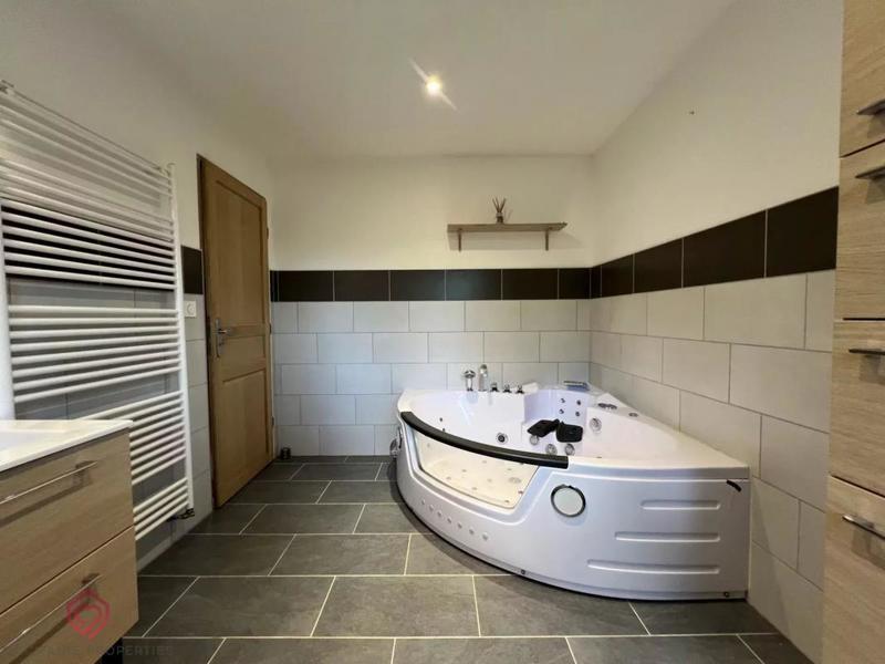 Propriété - 271 m² - 7 pièces