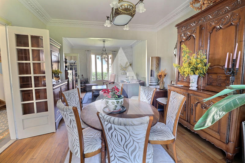 Maison - 239 m² - 8 pièces