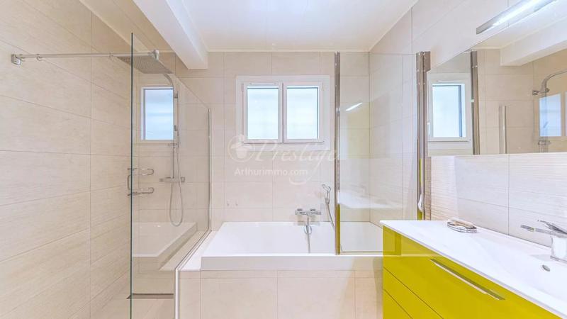 Maison - 253 m² - 7 pièces