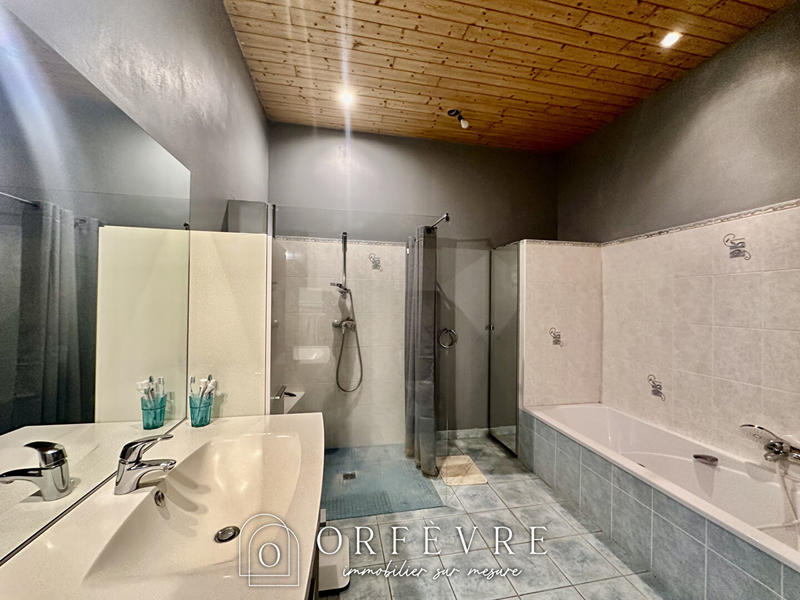 Maison - 240 m² - 7 pièces