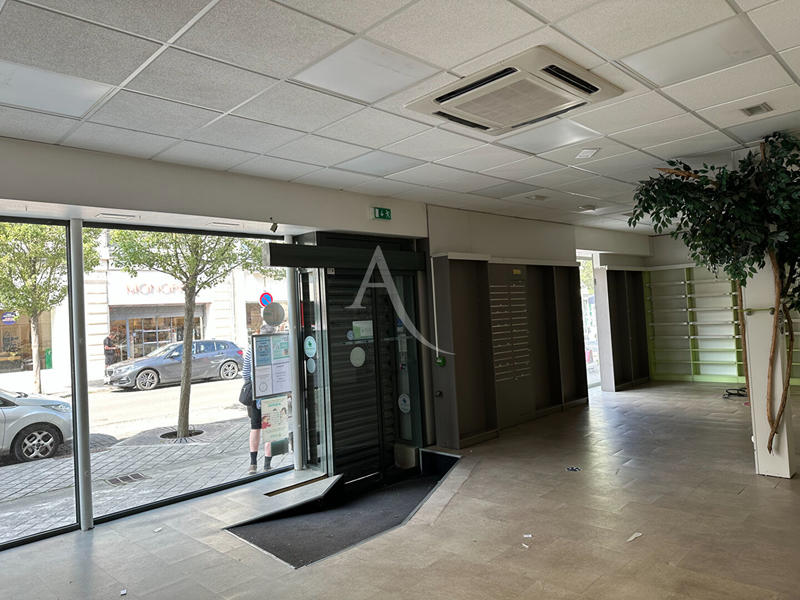 Local commercial - 118 m² - 10 pièces