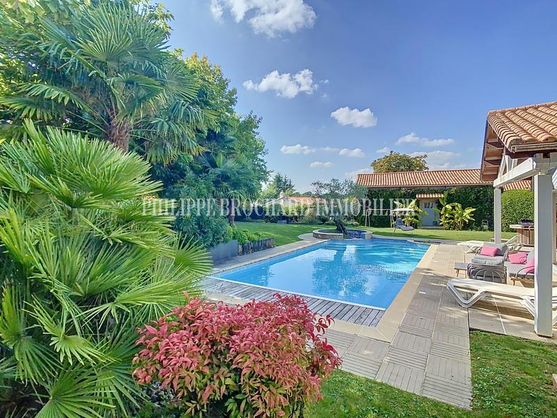 Maison contemporaine - 246 m² - 9 pièces