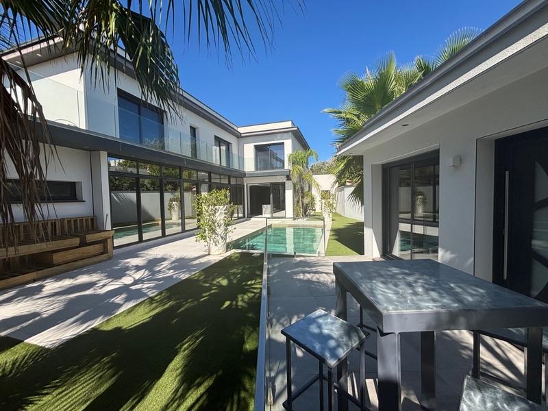 Maison - 261 m² - 7 pièces