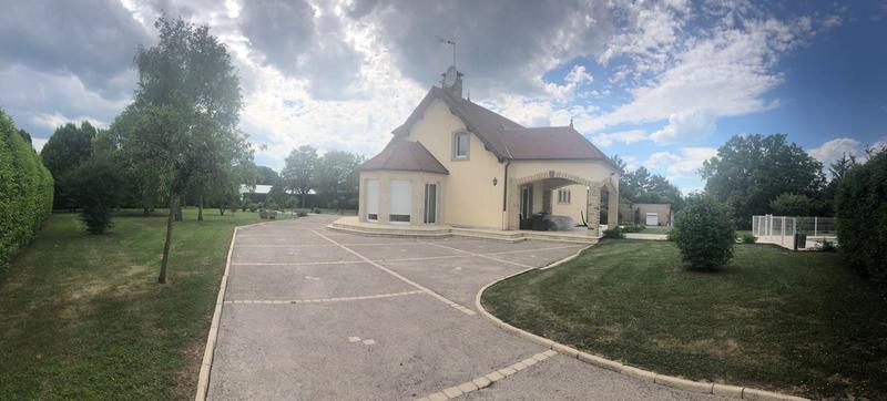 Maison traditionnelle - 180 m² - 8 pièces