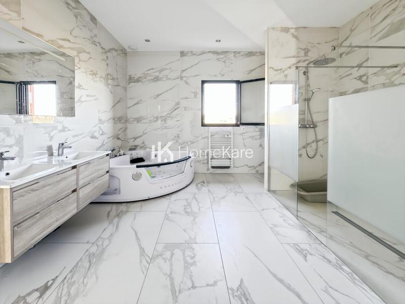 Maison - 224 m² - 6 pièces