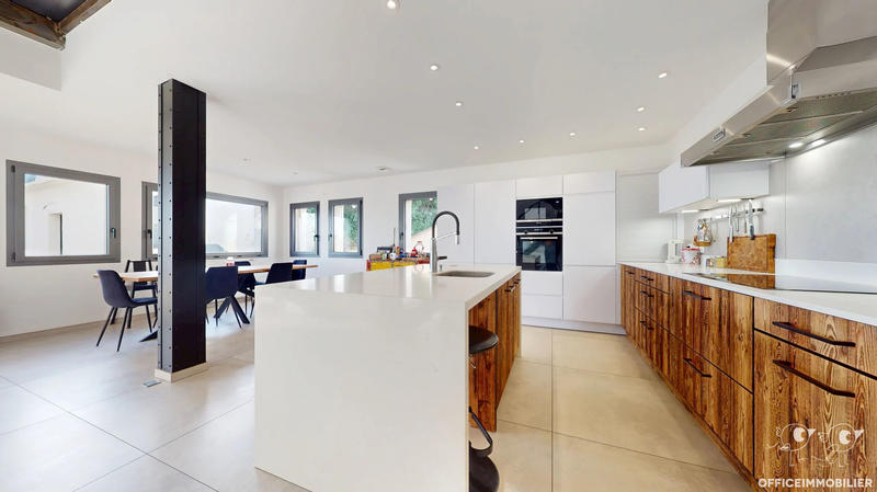 Maison - 233 m² - 7 pièces