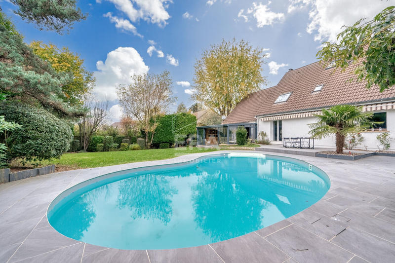 Maison - 285 m² - 8 pièces