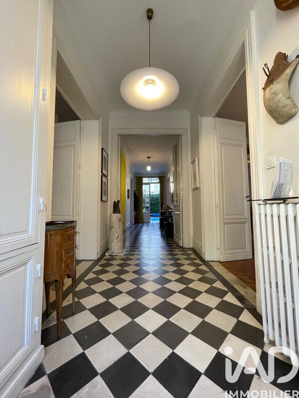 Maison - 270 m² - 9 pièces