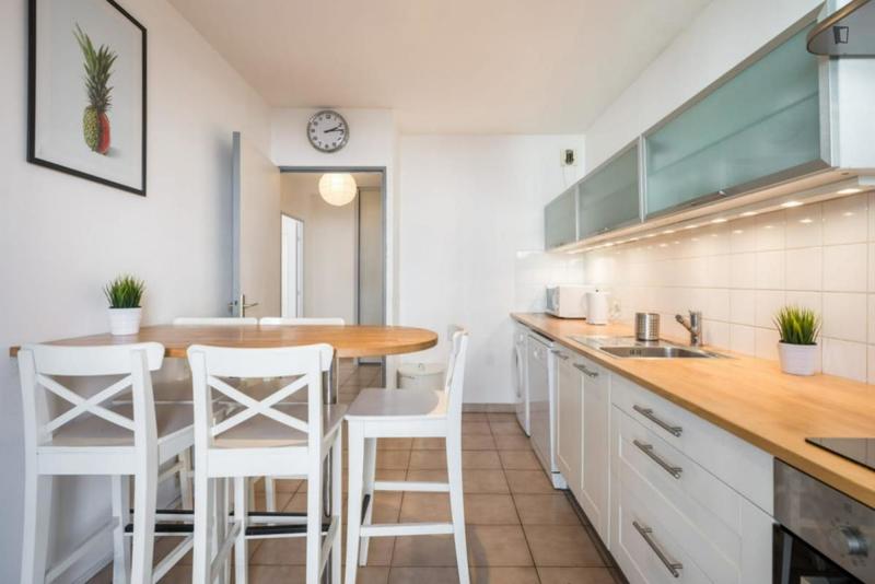 Chambre - 12 m² - 5 pièces