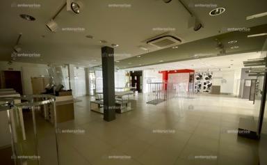 Local commercial - 741 m²