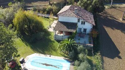 Demeure - 252 m² - 8 pièces