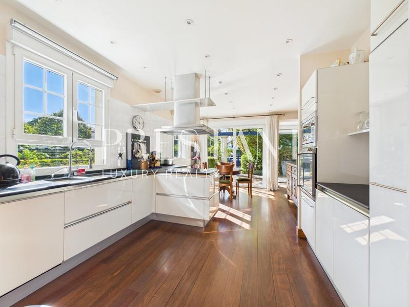 Maison - 230 m² - 6 pièces