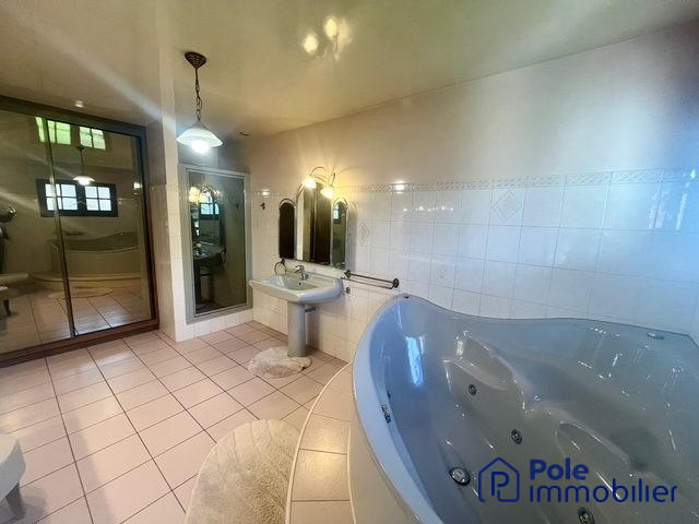 Maison - 219 m² - 6 pièces