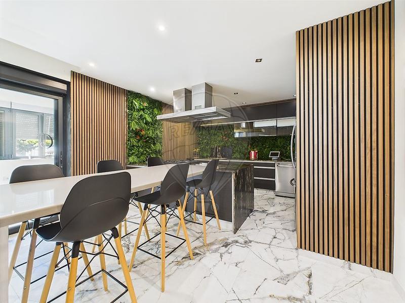 Maison - 255 m² - 6 pièces