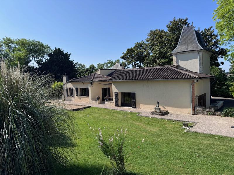 Maison - 250 m² - 9 pièces