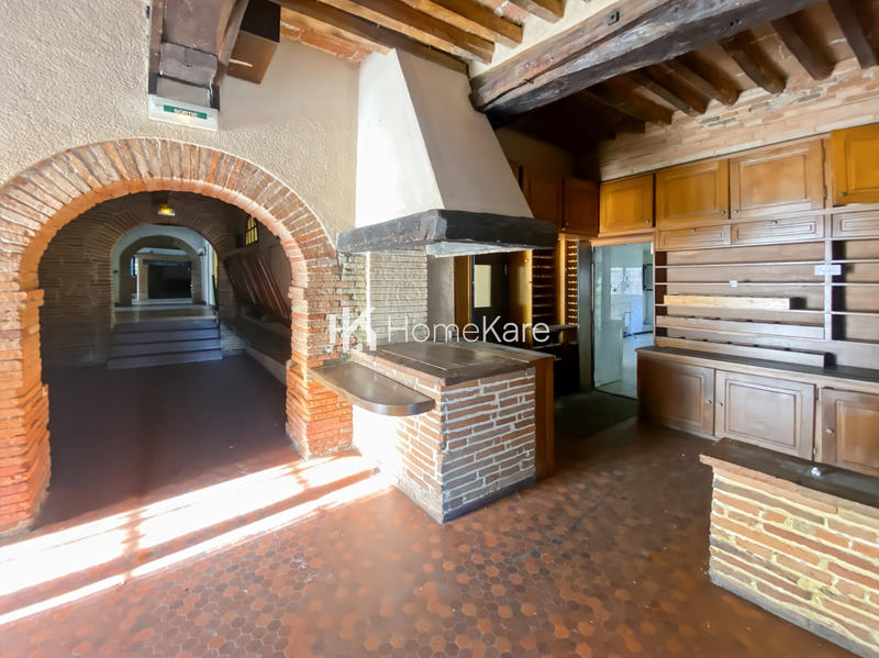 Maison - 1 460 m² - 40 pièces