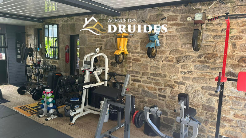 Maison - 235 m² - 8 pièces