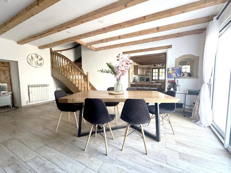 Maison - 201 m² - 9 pièces