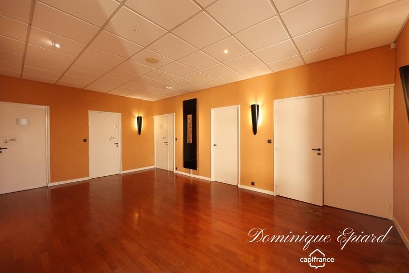 Bureau - 2 111 m² - 64 pièces