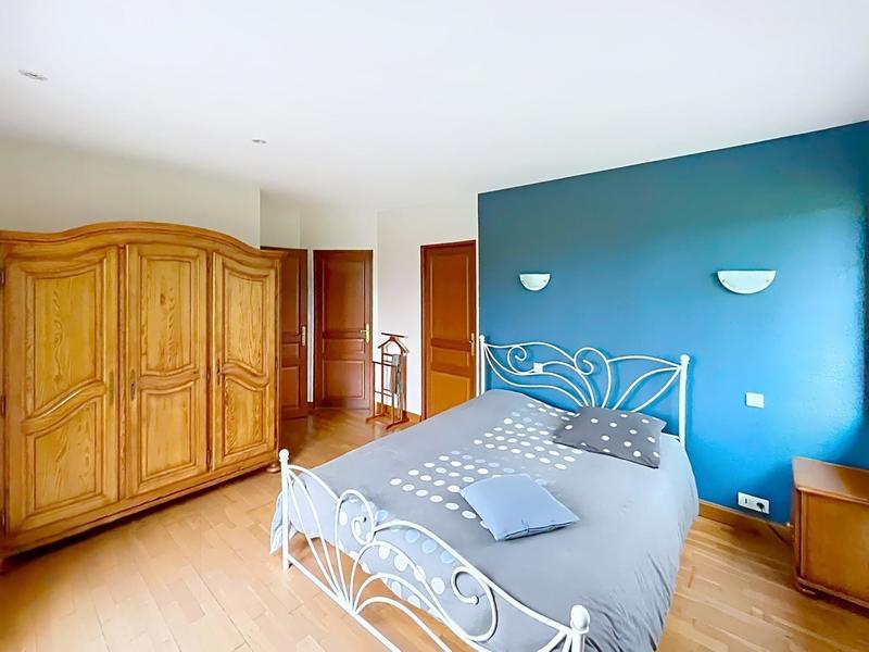 Maison - 220 m² - 7 pièces