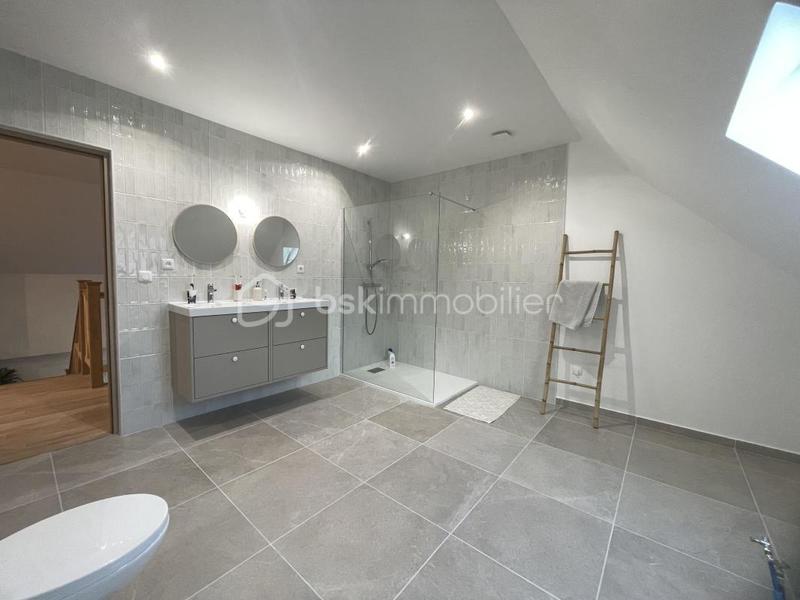 Maison - 222 m² - 7 pièces