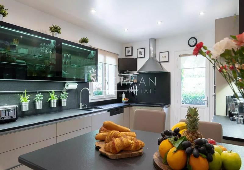 Maison - 255 m² - 8 pièces