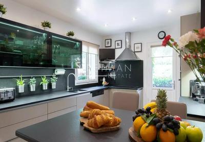 Maison - 255 m² - 8 pièces