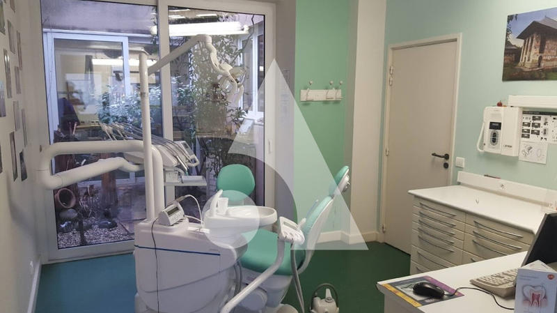 Local commercial - 130 m² - 5 pièces