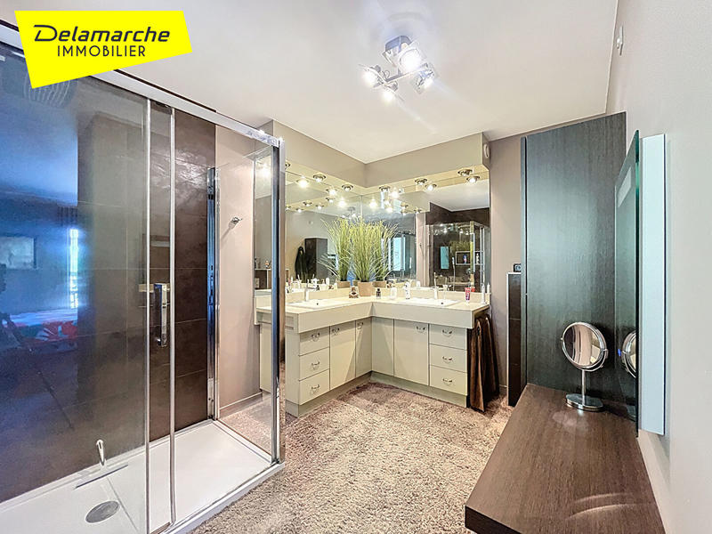 Maison - 241 m² - 10 pièces