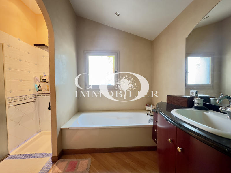 Maison - 235 m² - 7 pièces