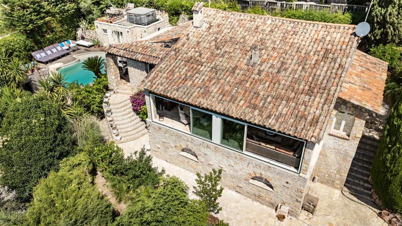 Maison - 220 m² - 5 pièces